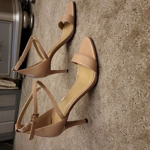 Michael Kors beigh patten leather kitten heels
